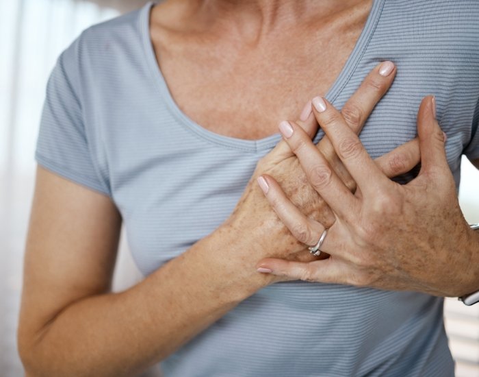heart attack symptoms in women early warning signs explained clearly